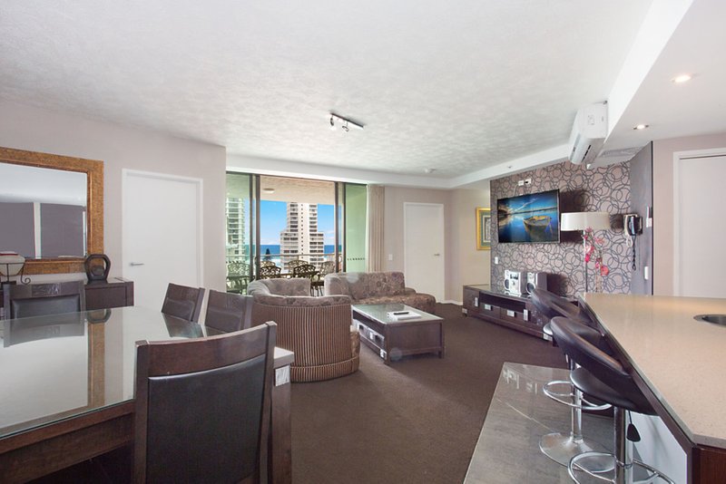 Photo - 607/18 Fern Street, Surfers Paradise QLD 4217 - Image 4