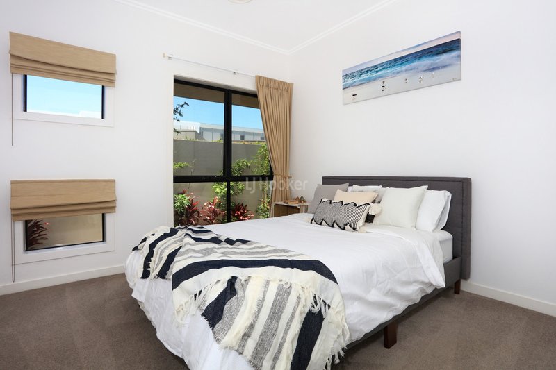 Photo - 6091 Lugano Drive, Hope Island QLD 4212 - Image 22