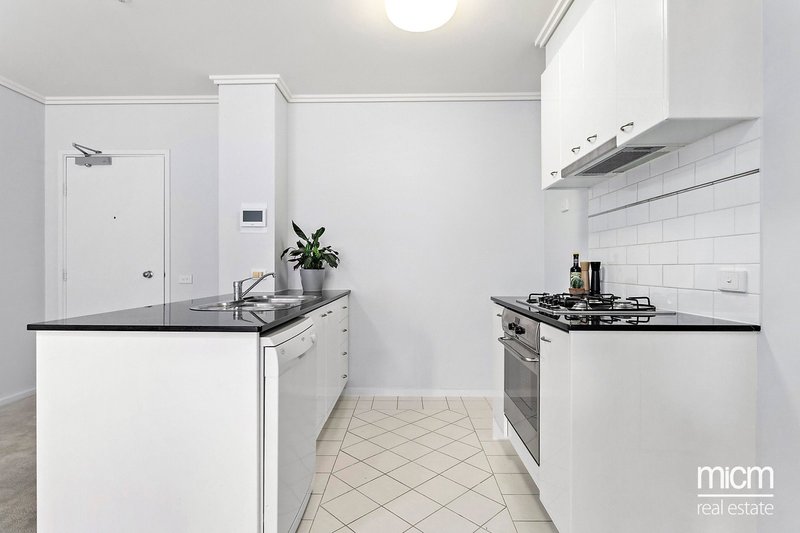 Photo - 609/38 Bank Street, South Melbourne VIC 3205 - Image 5