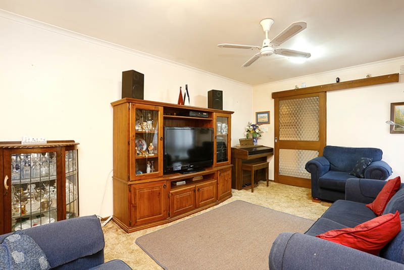 Photo - 61 Belmont Crescent, Montmorency VIC 3094 - Image 4