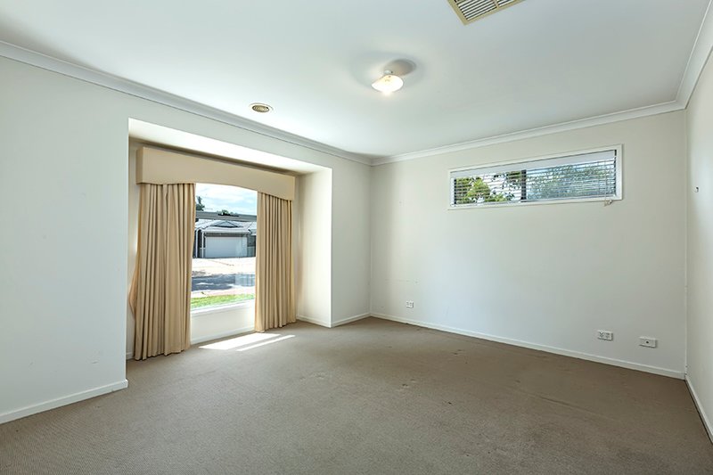 Photo - 61 Breasley Parkway, Point Cook VIC 3030 - Image 2