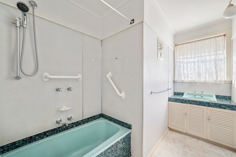 Photo - 61 Brunning Crescent, Frankston North VIC 3200 - Image 7