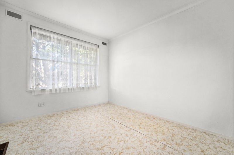 Photo - 61 Brunning Crescent, Frankston North VIC 3200 - Image 8