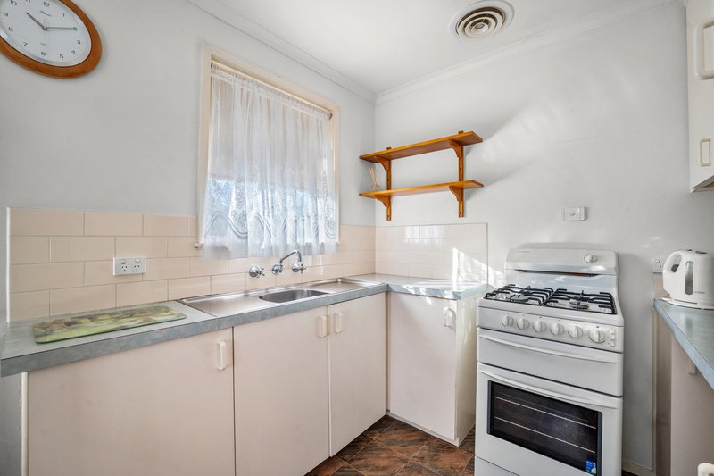 Photo - 61 Brunning Crescent, Frankston North VIC 3200 - Image 9