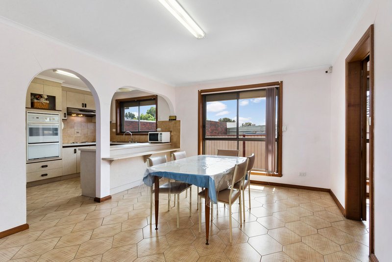 Photo - 61 Carrington Boulevard, Thomastown VIC 3074 - Image 5