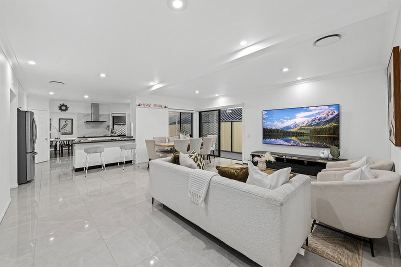 Photo - 61 Catania Street South, Wishart QLD 4122 - Image 5