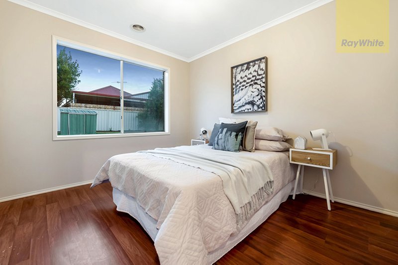 Photo - 61 Creekwood Drive, Craigieburn VIC 3064 - Image 9