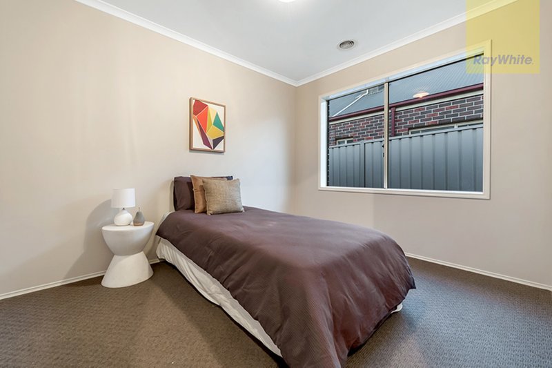 Photo - 61 Creekwood Drive, Craigieburn VIC 3064 - Image 10