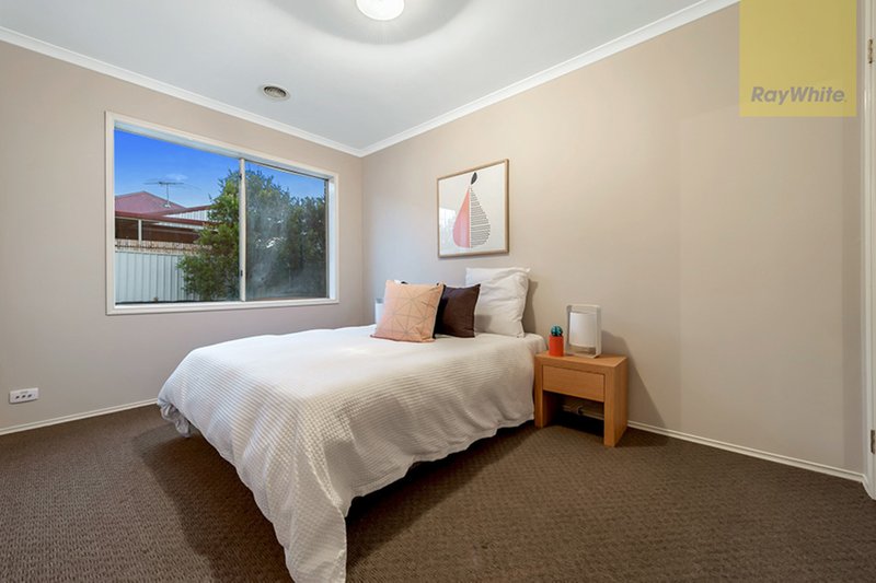 Photo - 61 Creekwood Drive, Craigieburn VIC 3064 - Image 11