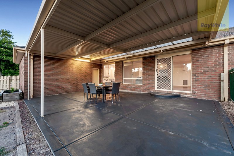 Photo - 61 Creekwood Drive, Craigieburn VIC 3064 - Image 13