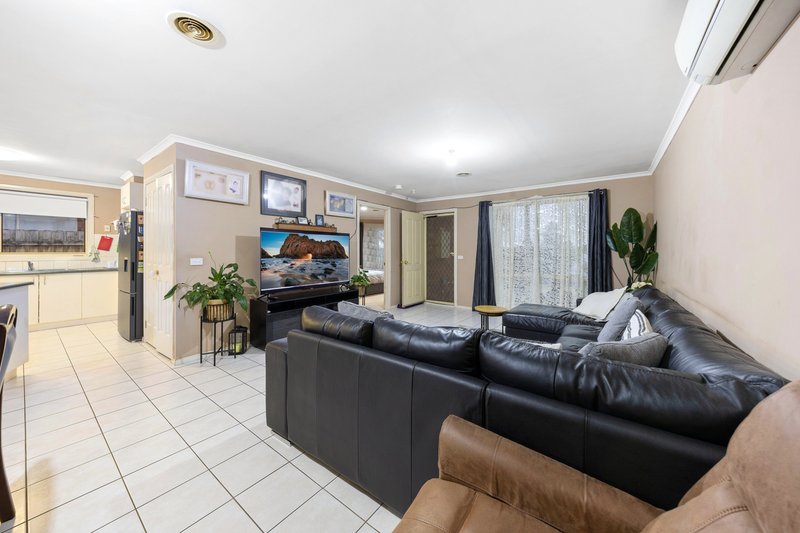 Photo - 61 Dartmoor Drive, Cranbourne East VIC 3977 - Image 8