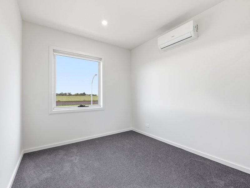 Photo - 61 Everbloom Crescent, Tarneit VIC 3029 - Image 13
