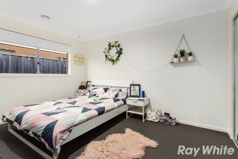 Photo - 61 Fallingwater Drive, Pakenham VIC 3810 - Image 7