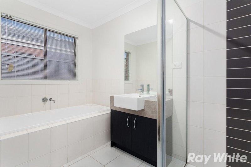 Photo - 61 Fallingwater Drive, Pakenham VIC 3810 - Image 9