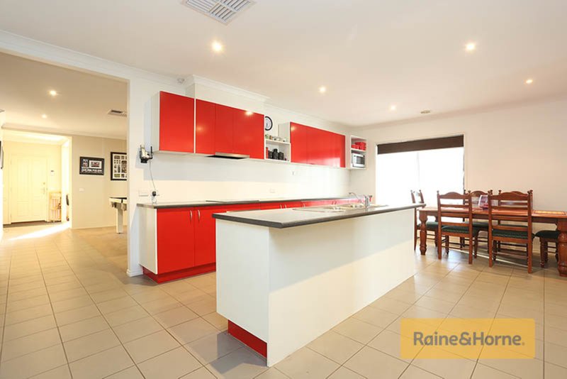 Photo - 61 Flagstaff Loop, Craigieburn VIC 3064 - Image 5