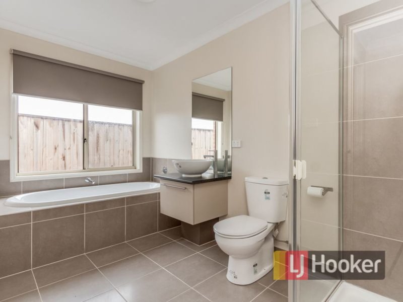 Photo - 61 John Russell Road, Cranbourne West VIC 3977 - Image 6