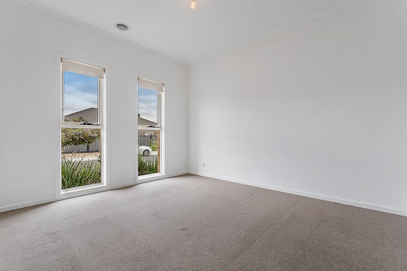 Photo - 61 Kinglake Crescent, Craigieburn VIC 3064 - Image 2