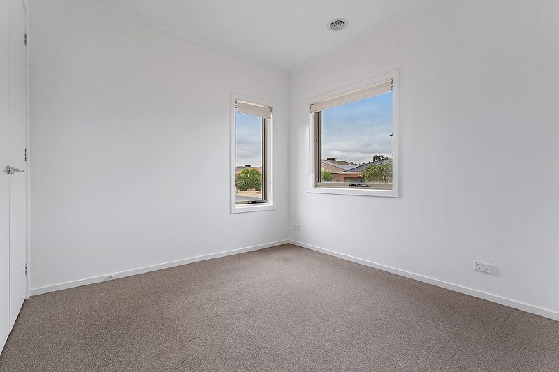 Photo - 61 Kinglake Crescent, Craigieburn VIC 3064 - Image 5