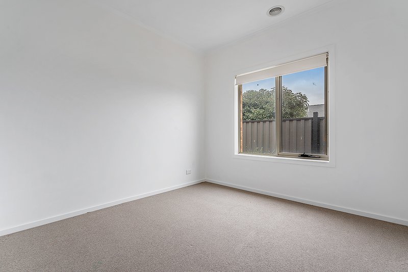 Photo - 61 Kinglake Crescent, Craigieburn VIC 3064 - Image 6