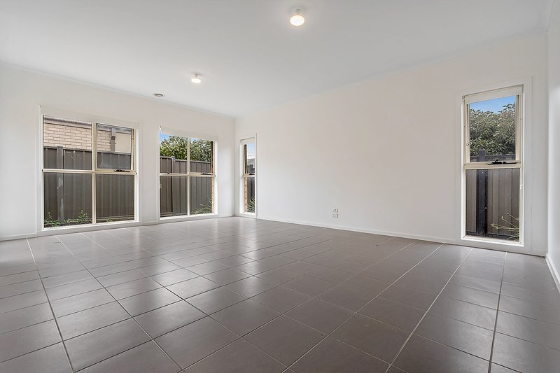 Photo - 61 Kinglake Crescent, Craigieburn VIC 3064 - Image 7