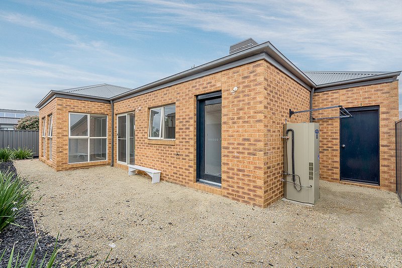 Photo - 61 Kinglake Crescent, Craigieburn VIC 3064 - Image 14