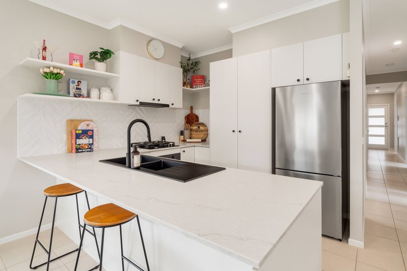 Photo - 61 Mareeba Way, Craigieburn VIC 3064 - Image 1