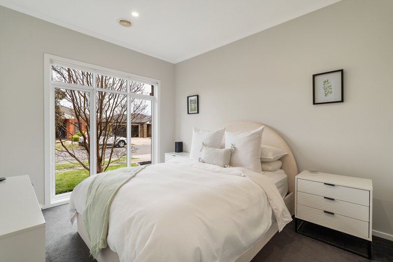 Photo - 61 Mareeba Way, Craigieburn VIC 3064 - Image 2