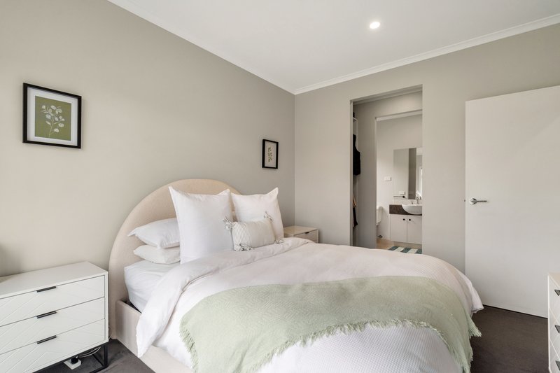 Photo - 61 Mareeba Way, Craigieburn VIC 3064 - Image 3
