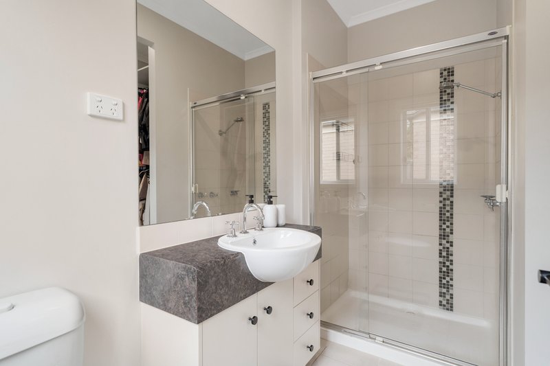 Photo - 61 Mareeba Way, Craigieburn VIC 3064 - Image 4