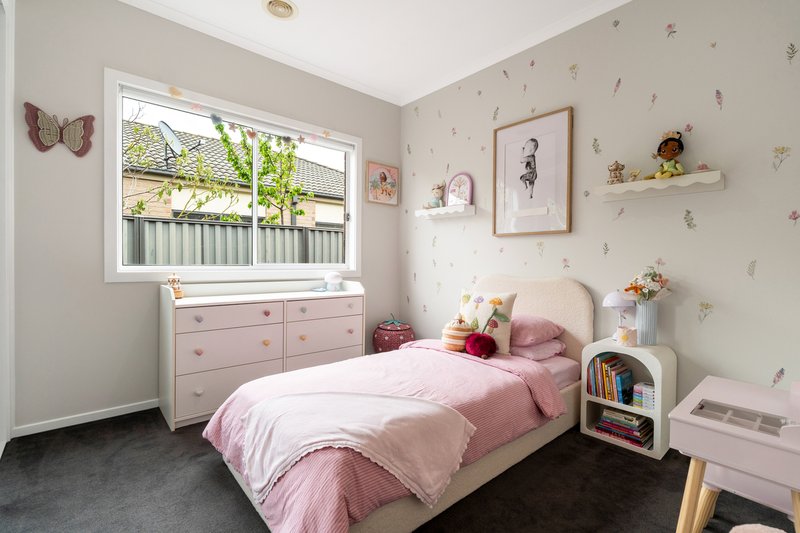 Photo - 61 Mareeba Way, Craigieburn VIC 3064 - Image 6