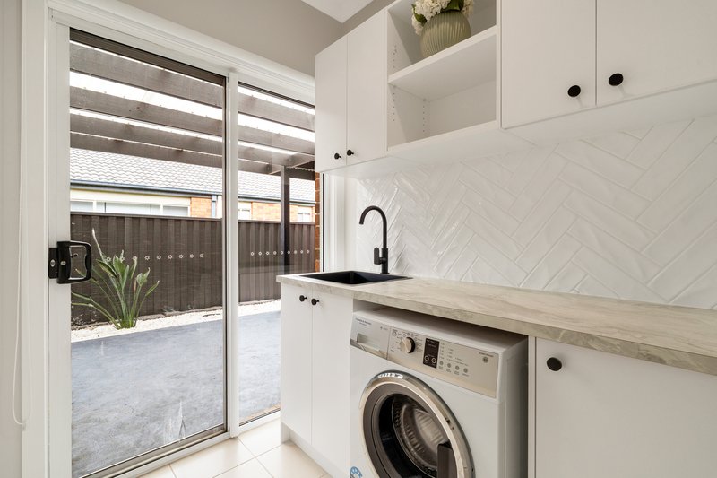 Photo - 61 Mareeba Way, Craigieburn VIC 3064 - Image 8