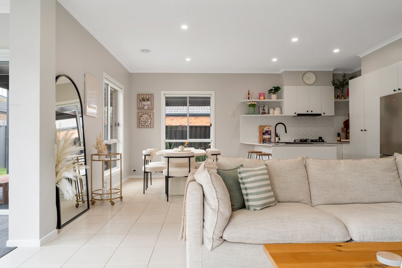 Photo - 61 Mareeba Way, Craigieburn VIC 3064 - Image 11