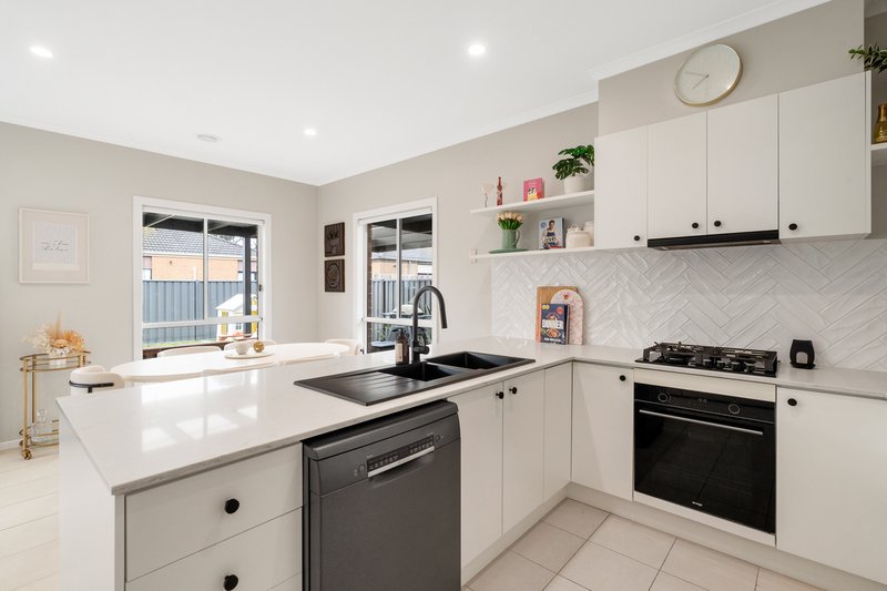 Photo - 61 Mareeba Way, Craigieburn VIC 3064 - Image 14