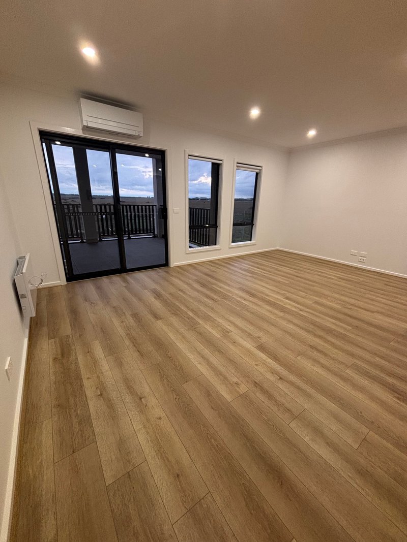 Photo - 61 Messara Walk, Truganina VIC 3029 - Image 5