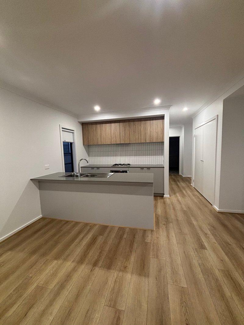 Photo - 61 Messara Walk, Truganina VIC 3029 - Image 7