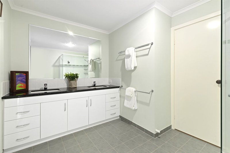 Photo - 61 Murray Crescent, Rowville VIC 3178 - Image 9