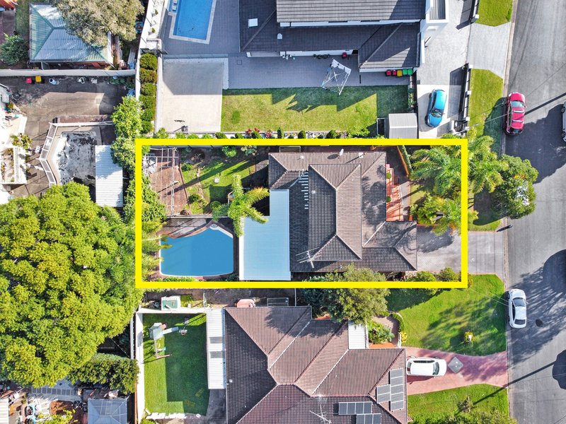 Photo - 61 Oak Drive, Georges Hall NSW 2198 - Image 2