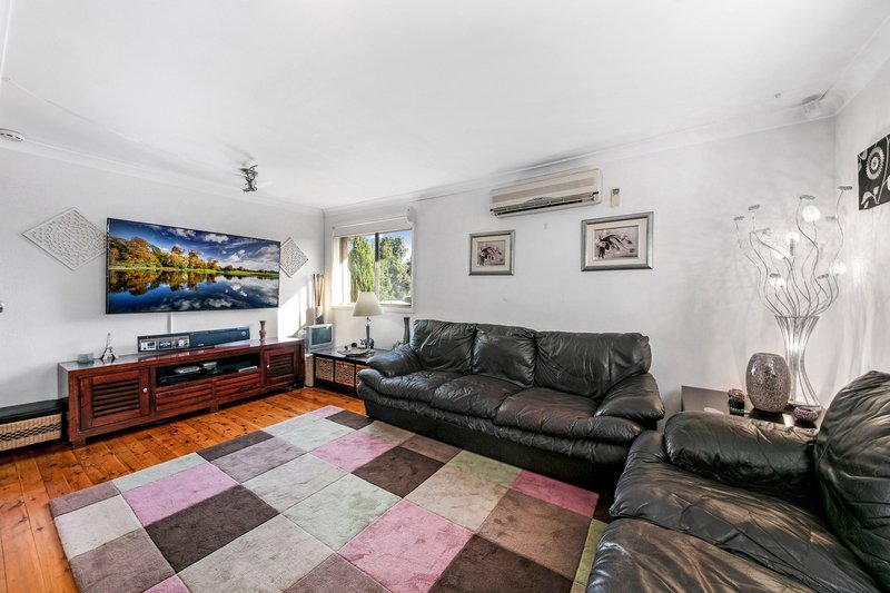 Photo - 61 Oak Drive, Georges Hall NSW 2198 - Image 3