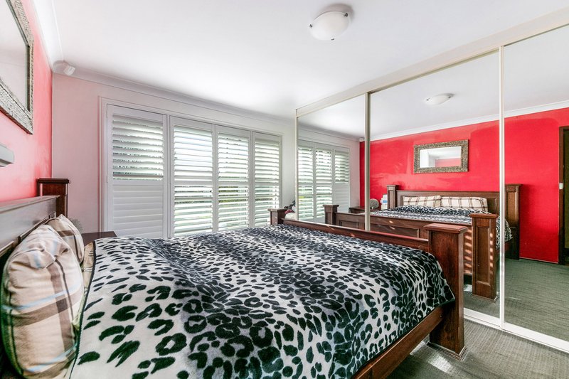 Photo - 61 Oak Drive, Georges Hall NSW 2198 - Image 5