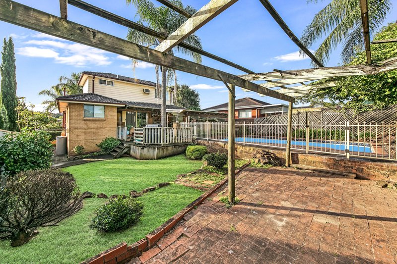 Photo - 61 Oak Drive, Georges Hall NSW 2198 - Image 7