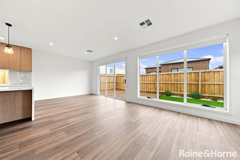 Photo - 61 Rainbow Street, Wollert VIC 3750 - Image 5