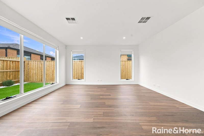 Photo - 61 Rainbow Street, Wollert VIC 3750 - Image 6