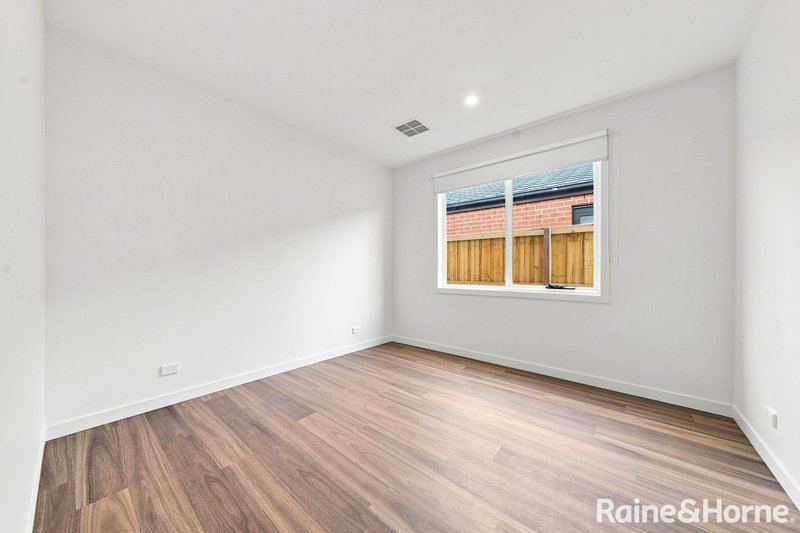 Photo - 61 Rainbow Street, Wollert VIC 3750 - Image 10