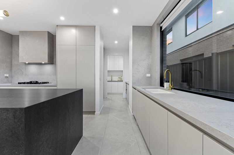 Photo - 61 Riverglen Drive, Craigieburn VIC 3064 - Image 8