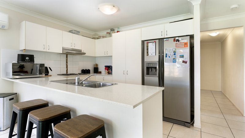 Photo - 61 Rosella Street, Loganlea QLD 4131 - Image 3