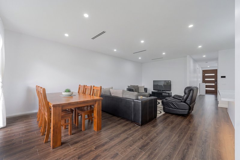 Photo - 61 Templetonia Circuit, Mickleham VIC 3064 - Image 10