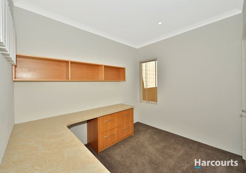 Photo - 61 Thornbill Crescent, Coodanup WA 6210 - Image 12