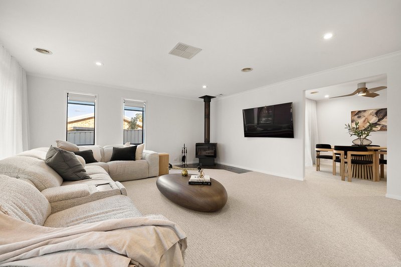 Photo - 61 Wheatley Street, Gowrie ACT 2904 - Image 2
