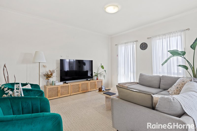 Photo - 6/10 Murchison Drive, Roxburgh Park VIC 3064 - Image 2