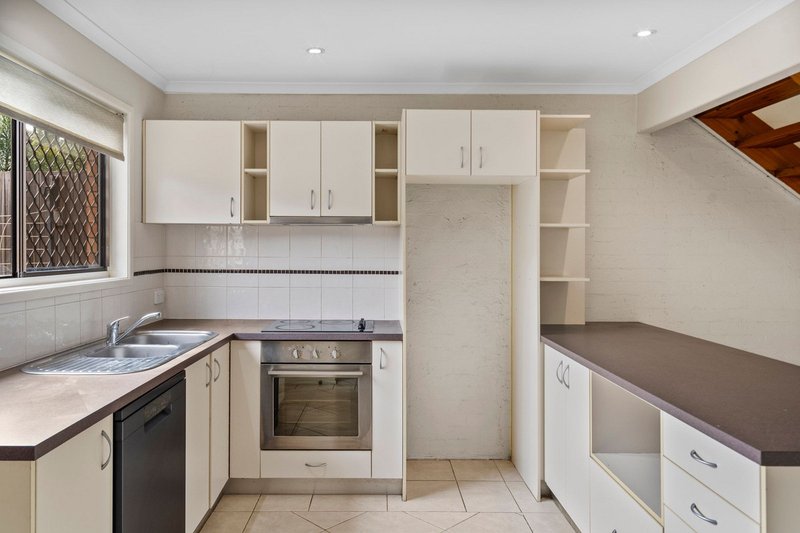 Photo - 6/111 Barbaralla Drive, Springwood QLD 4127 - Image 4